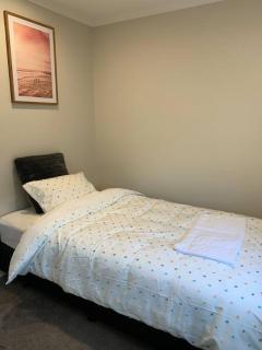 Serene 5-Bedroom Papakura Home - 8