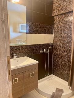 THOMAS STUDIOS & APARTMENTS PARALIA 2 - 4