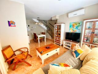 Casa con jardín privado, BBQ y piscina comunitaria - - 6