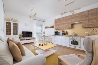 Luxury Two Bedroom Apartment with Terrace and Parking by Renters Prestige - Katowice - 2
