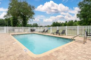 Microtel Inn & Suites by Wyndham Brooksville - Ridge Manor - 2