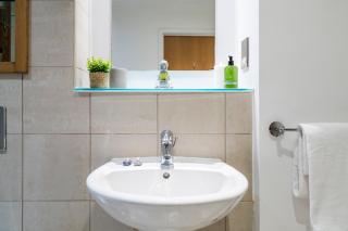 2BR Central Flat W/ Free Parking - 7