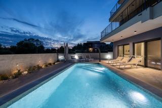 Villa Bay II near Medulin for 9 people with heated pool - playground & whirpool only 100 meters from the beach - 9