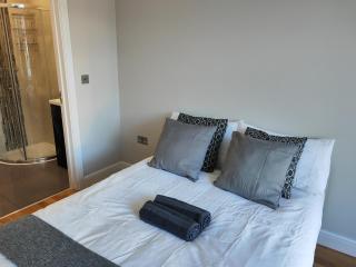 New! Lovely 2 Bed Serviced Apartment with free parking - 2