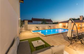 Gorgeous Home In Nadin With Wifi - Nadin - 3