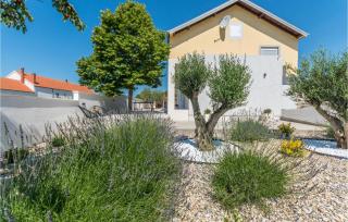 Gorgeous Home In Nadin With Wifi - Nadin - 2