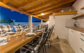 Gorgeous Home In Nadin With Wifi - 2