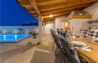 Gorgeous Home In Nadin With Wifi - Nadin - 1