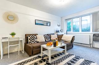 Two Bedroom Modern House in Birmingham - 3