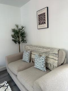 Stylish Barwell Home C with Free Parking - Sleeps 4 - 6