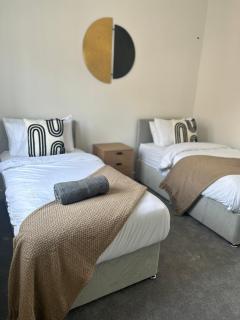 Stylish Barwell Home C with Free Parking - Sleeps 4 - 5