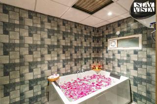 StayVista at Gauhar with Projector Set-up, Steam Room & Indoor Jacuzzi - Srinagar - 7