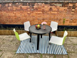 Central Bedford FREE Parking & Private Garden& Conservatory Perfect for large group of people - 3