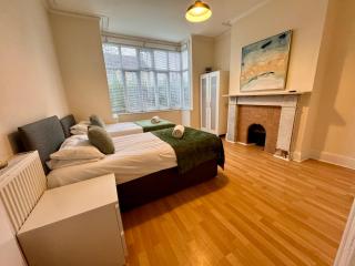 Clare House - sleeps 14 - Bedford - 6