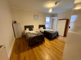 Clare House - sleeps 14 - Bedford - 7