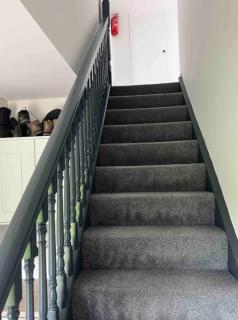 V93C9R0 Stone View Wonderful spacious two bed attic rooms private entrance private bathroom with kitchenette - - 4