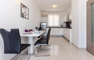 Beautiful Apartment In Crikvenica - Crikvenica - 2
