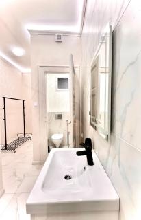 Brand new Parliament Designer SmartHome for 4 ppl - Budapest - 3
