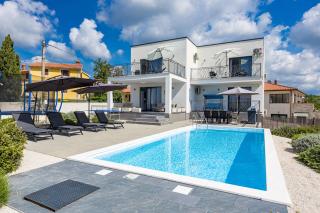 Villa Angie with Heated Pool - Vodnjan - 8