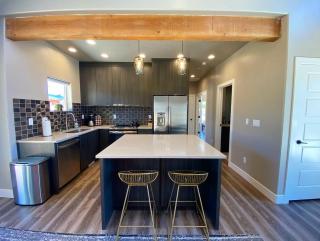 Timber & Tin G 2Bed 2Bath w Pool & Rooftop Deck - 1