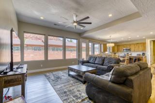Modern Downtown Indoor Pool Hot Tub Views - Kanab - 6