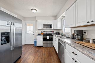 6 Min to Ark, Free Covered Parking, Deck and Grill - 0