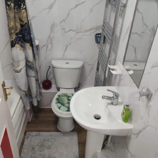 Captivating 3-Bed Apartment in Romford - Romford - 9