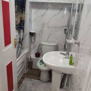 Captivating 3-Bed Apartment in Romford - Romford - 3
