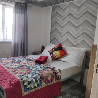 Captivating 3-Bed Apartment in Romford - Romford - 7