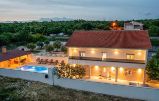 Gorgeous Home In Nadin With Wifi - Nadin - 0
