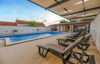 Gorgeous Home In Nadin With Wifi - Nadin - 4