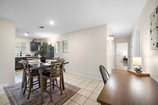 Seabrook Sanctuary Cozy 3BR Home Perfect for Families Privacy & Comfort Galore - Seabrook - 2