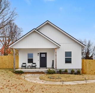 Central Getaway Off of I-49 - Springdale - 0