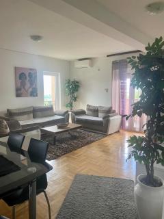 City view & pool apartment - Niš - 9