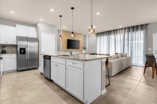 5 Bedrooms- 4,5 Bathrooms- W, Island 4074 La - Davenport - 8
