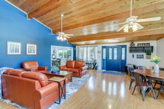 Lake and Pool Access Spacious Home in Newland - Newland - 7