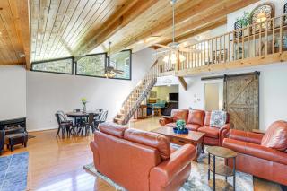 Lake and Pool Access Spacious Home in Newland - Newland - 8