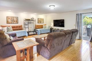 Lake and Pool Access Spacious Home in Newland - Newland - 5