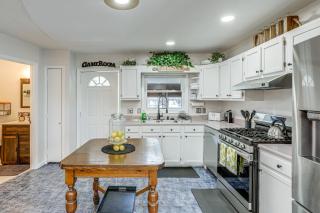 Lake and Pool Access Spacious Home in Newland - Newland - 3