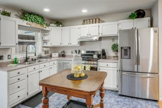 Lake and Pool Access Spacious Home in Newland - Newland - 2