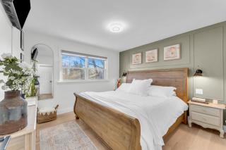 Luxury Family Home in Burlington - 8