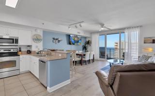 Stylish 1BD Beachfront Condo with Amenities Galore! by Dolce Vita Getaways! - 8