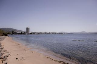 Spacious home near the Derwent in Sandy Bay - Sandy Bay - 8