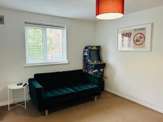 East London Apartment near Station & Free Parking, Arcade Machine - Romford - 0