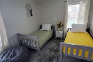 Luxurious & Comfy near SpaceX Starbase with Desks - Brownsville - 2