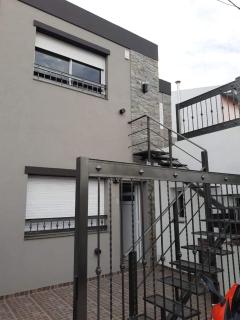 Amplio Dpto con 2 dormitorios primer piso independiente con asador - 9