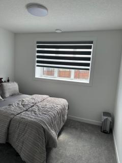 Spacious 2 BR & Kitchen Basement Apartment near Airport - Calgary - 6