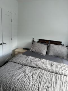 Spacious 2 BR & Kitchen Basement Apartment near Airport - Calgary - 5