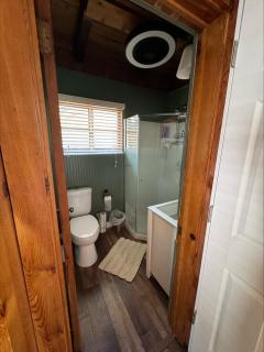 Lakefront Cottage in Secluded Cove - 8