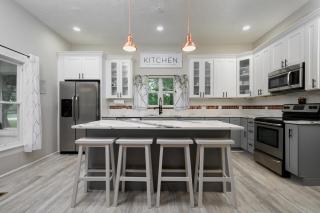 Promise Land Manor Historic home lake access, near parks and venues - 9